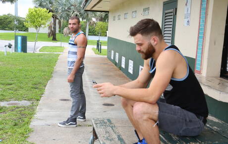 Pride Studios: Dois caras americanos, o peludo Tommy Defendi e o musculoso Braxton Smith, fodem a bunda depois de chupar um pau ao ar livre