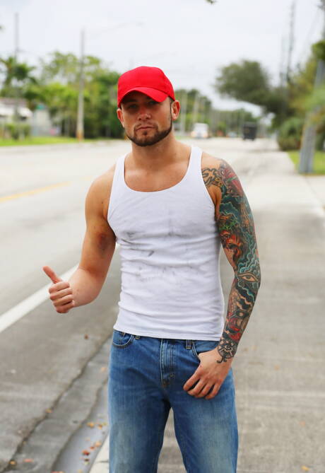 Znani Amerykanie, krępy facet Marxel Rios i przystojny facet Max Sargent ruchają się w dupę po ssaniu kutasa z fistingiem na zewnątrz