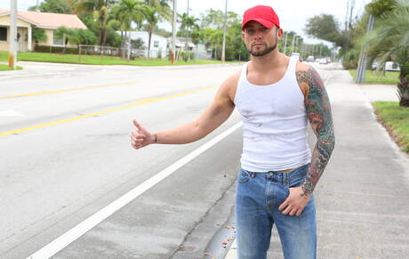 Znani Amerykanie, krępy facet Marxel Rios i przystojny facet Max Sargent ruchają się w dupę po ssaniu kutasa z fistingiem na zewnątrz