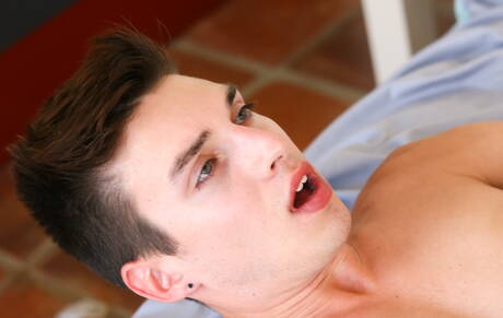 Zwei amerikanische Typen, der gut gebaute Casey More und der Muskelprotz Anthony Verusso, ficken sich nach dem Saugen am Pool in den Arsch