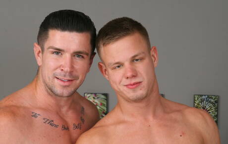 Mili amerykańscy faceci, muskularny Trenton Ducati i przystojny Joseph Rough uprawiają miłość