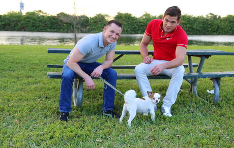 Twink Tucker Forrest y el supersemental estadounidense Luke Milan se follan el culo después de chuparlo al aire libre