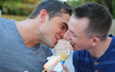 Twink Tucker Forrest y el supersemental estadounidense Luke Milan se follan el culo después de chuparlo al aire libre