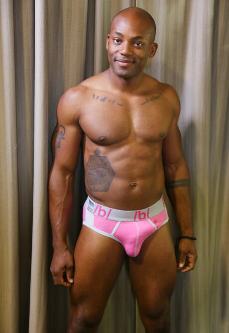 예쁜 미국 남자 터프 가이 오시리스 블레이드와 슈퍼스타 케일럽 트로이가 뜨거운 인종간 엉덩이 섹스를 펼칩니다.