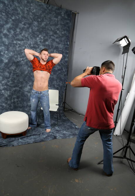 拉丁大力士 Hunter Vance 和超級帥哥 Chris Noxxx 吸吮陰莖後做愛