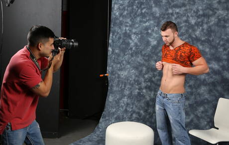 拉丁大力士 Hunter Vance 和超級帥哥 Chris Noxxx 吸吮陰莖後做愛