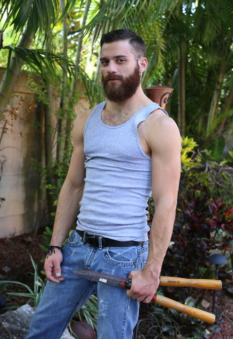 I bei ragazzi americani Tommy Defendi e Jake Jennings si scopano il culo dopo aver succhiato un cazzo in cucina