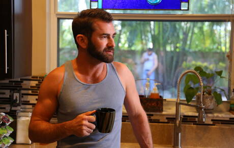 Piękni amerykańscy faceci, wydra Tommy Defendi i niedźwiedź Jake Jennings ruchają się w dupę po ssaniu kutasa w kuchni