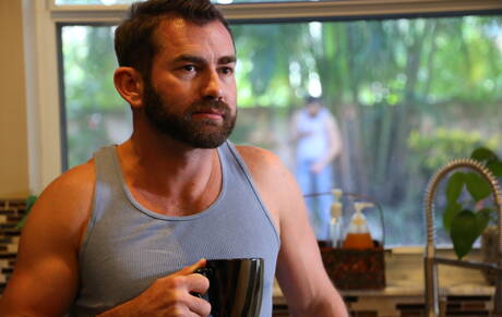 Piękni amerykańscy faceci, wydra Tommy Defendi i niedźwiedź Jake Jennings ruchają się w dupę po ssaniu kutasa w kuchni