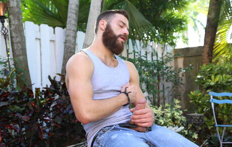 Piękni amerykańscy faceci, wydra Tommy Defendi i niedźwiedź Jake Jennings ruchają się w dupę po ssaniu kutasa w kuchni