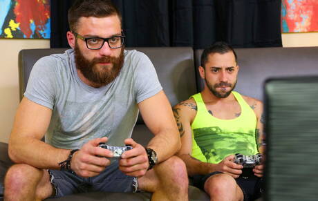 Cuban beefy Nick Cross and american otter Tommy Defendi in hot anal sex