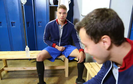 El guapo estadounidense Blake Stone y el corpulento Duane Fontana follan después de chupar la polla