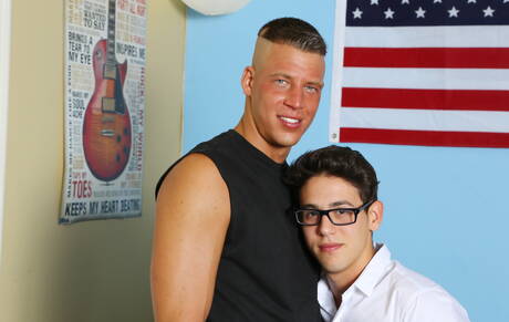 Le jeune américain Dylan Drive et le dur Troy Phillips baisent après une fellation