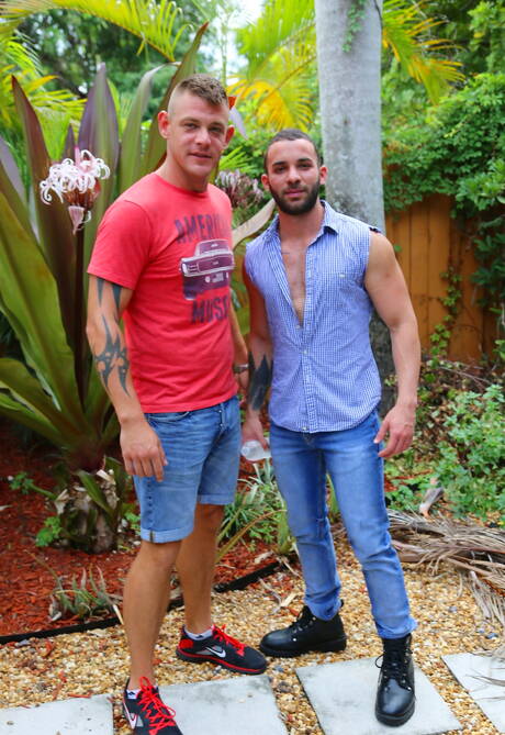 Der amerikanische Schönling Jace Chambers und der kubanische Bär Fernando Del Rio lieben sich im Freien