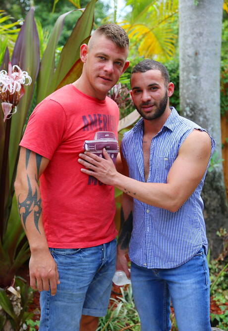 Der amerikanische Schönling Jace Chambers und der kubanische Bär Fernando Del Rio lieben sich im Freien