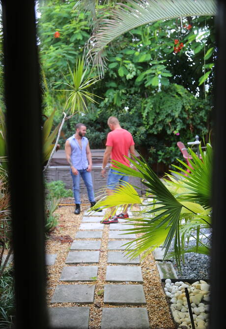 Der amerikanische Schönling Jace Chambers und der kubanische Bär Fernando Del Rio lieben sich im Freien