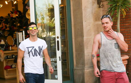 Les Américains célèbres, le beau Lucas Knight et le costaud Andy Banks ont des relations sexuelles torrides à l