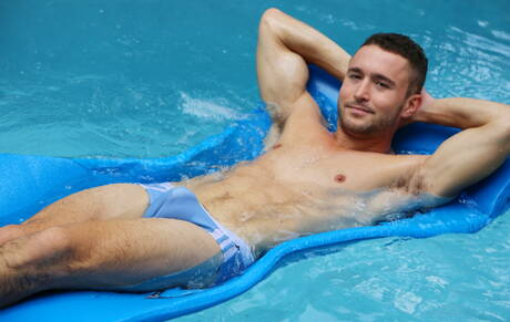 素敵なアメリカ人の男たち、ハスキーな男のコルト・リバースと筋肉質のハビエル・クルスがプールで熱いアナルファックアクションを繰り広げる