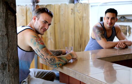 Der heiße amerikanische Superhengst Hunter Vance und der haarige Hengst Christian Wilde haben heißen Sex im Freien