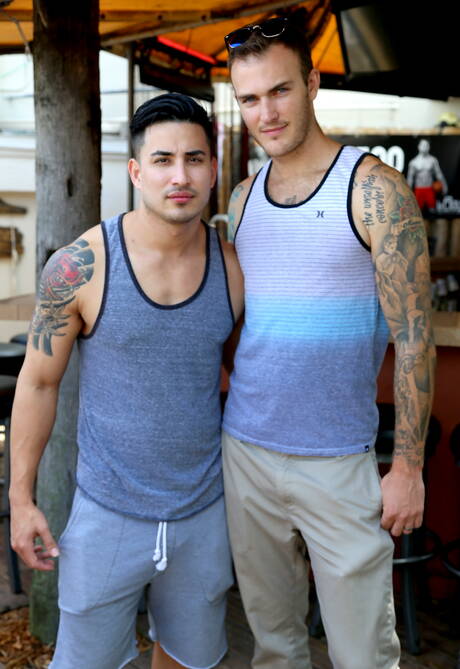 Der heiße amerikanische Superhengst Hunter Vance und der haarige Hengst Christian Wilde haben heißen Sex im Freien