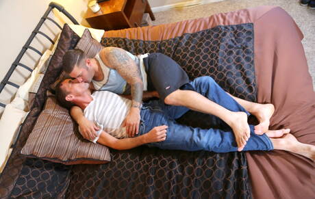 Due ragazzi americani, Brett Bradley e il robusto Caleb Troy, si divertono in un caldo sesso anale