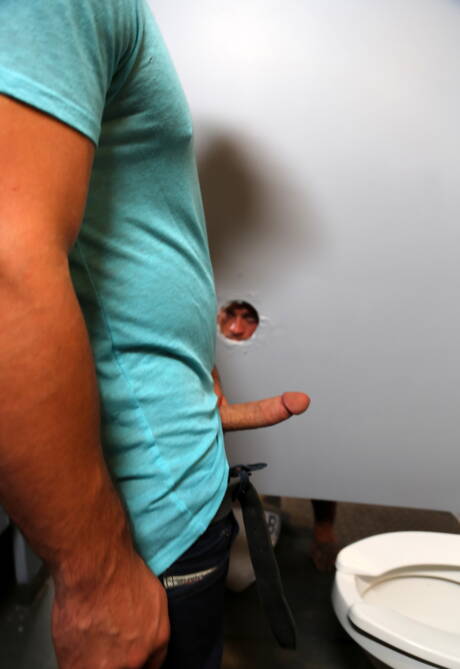 American pornstars bodybuilder Sean Duran and husky guy Aspen have anal sex