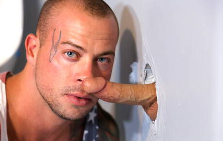 アメリカのポルノスター、ボディビルダーのショーン・デュランとハスキーな男のアスペンがアナルセックスをする