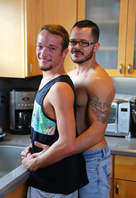 Der kräftige Russe Valentin Petrov und der junge Amerikaner Derek Reed bohren sich in der Küche einen Arsch