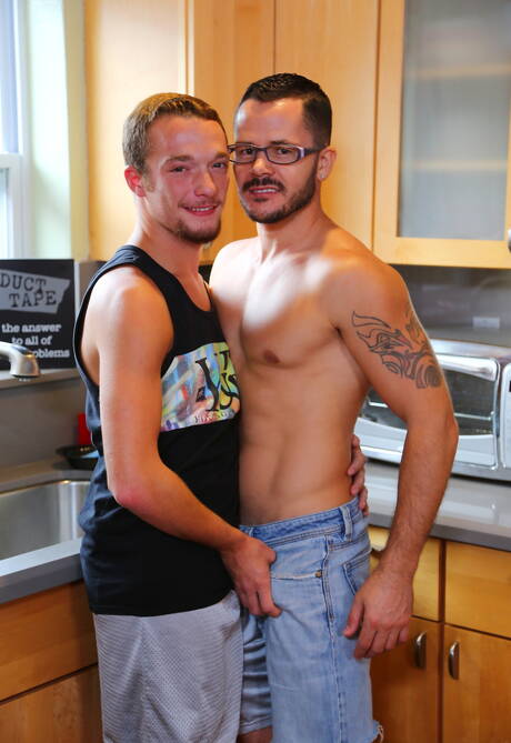 Der kräftige Russe Valentin Petrov und der junge Amerikaner Derek Reed bohren sich in der Küche einen Arsch