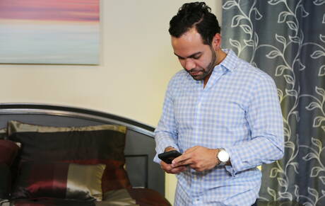 Dobrze zbudowany Alejandro Fusco i dobrze zbudowany Alex Torres ruchają się w dupę po ssaniu kutasa