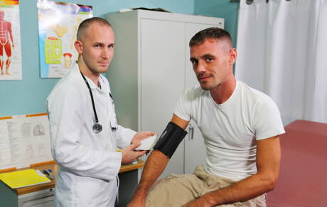 Die sexy Amerikaner Otter Brett Bradley und der junge Tritt Tyler ficken nach dem Blowjob in den Arsch