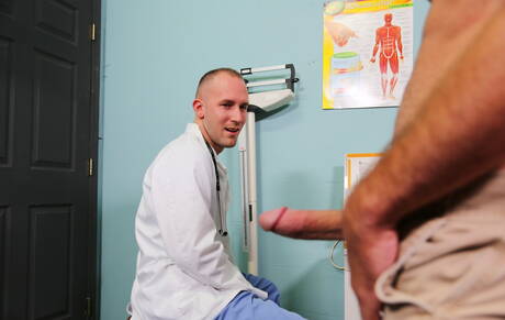 Die sexy Amerikaner Otter Brett Bradley und der junge Tritt Tyler ficken nach dem Blowjob in den Arsch