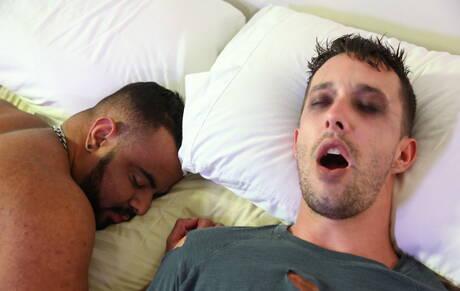 美國硬漢艾薩克哈迪和巴西帥哥托尼奧里昂在吸吮雞巴後做愛