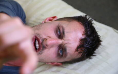 美國硬漢艾薩克哈迪和巴西帥哥托尼奧里昂在吸吮雞巴後做愛