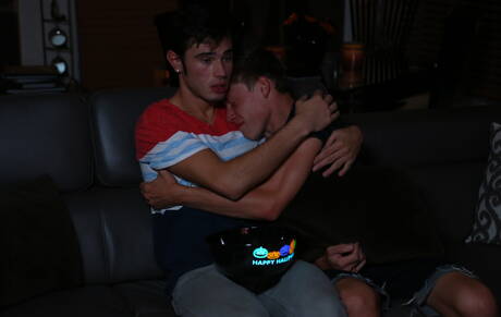 Twink Brett Cox en knappe jongen Andrew Doncaster neuken na het zuigen van een lul