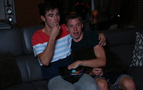 Twink Brett Cox en knappe jongen Andrew Doncaster neuken na het zuigen van een lul