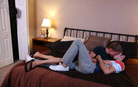 Twink Brett Cox en knappe jongen Andrew Doncaster neuken na het zuigen van een lul