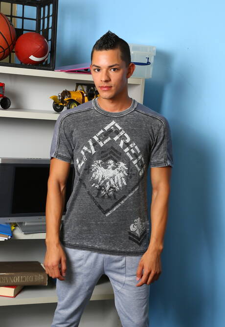 性感的美國男人，粗壯的Ethan Slade和年輕的Jamie Del Rey在熱辣的同性戀行為中