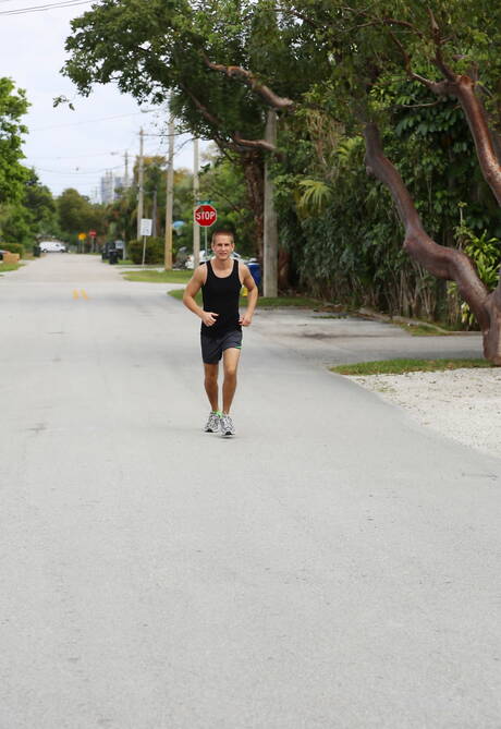 O bonitão americano Jacques Lavere e o gostoso Tripp Townsend fazem sexo ao ar livre