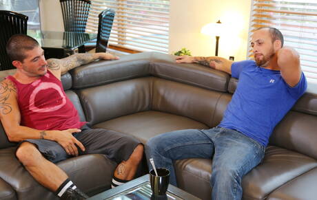 Der hübsche amerikanische Kraftprotz Johnny Hazzard und der haarige Hengst Dustin Steele bohren einen Arsch