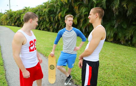 O simpático rapaz americano Liam Harkmore e o jovem Doug Acre têm uma cena de casal quente ao ar livre