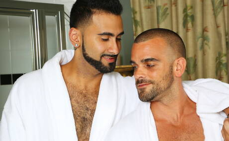 Der puerto-ricanische Schönling Rikk York und der muskulöse Amerikaner Damien Crosse haben heißen Analsex im Badezimmer