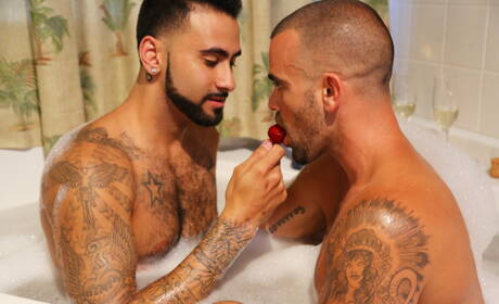 Der puerto-ricanische Schönling Rikk York und der muskulöse Amerikaner Damien Crosse haben heißen Analsex im Badezimmer