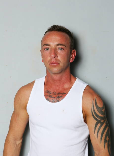 Os atores pornôs americanos Landon Conrad e Matt Hart fodem a bunda depois de chupar um pau e fazer fisting