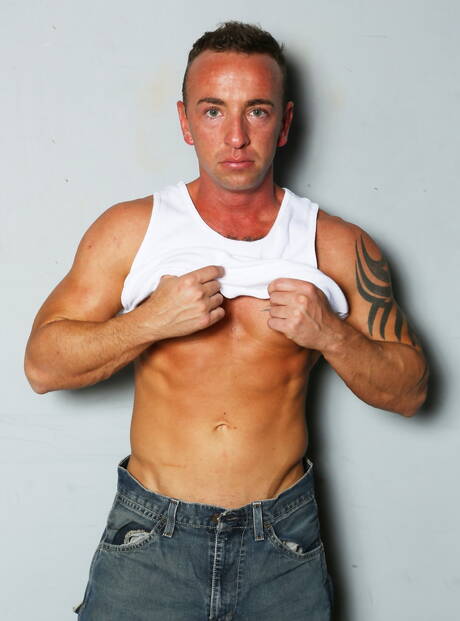 Le pornostar americane Landon Conrad e Matt Hart, due ragazzi tosti, si scopano il culo dopo aver succhiato un cazzo e praticato il fisting.