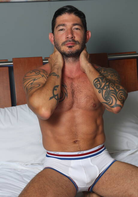 Il fusto latino Tony Orion e il muscoloso americano Johnny Hazzard si godono un bel sesso anale interrazziale