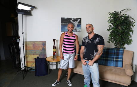 Der kubanische Schönling Mario Costa und der amerikanische Kraftprotz Damien Crosse lutschen und ficken sich gegenseitig beim Fisting