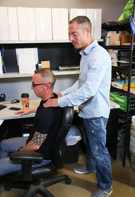 O husky americano Matt Hart e o gostoso Jordan Belford se chupando e transando