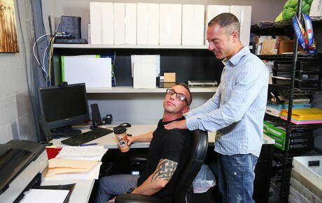 O husky americano Matt Hart e o gostoso Jordan Belford se chupando e transando