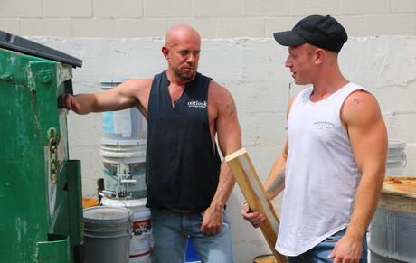 De aardige Amerikaanse bodybuildervrienden Matt Stevens en de knappe kerel Saxon West hebben hete seks buiten